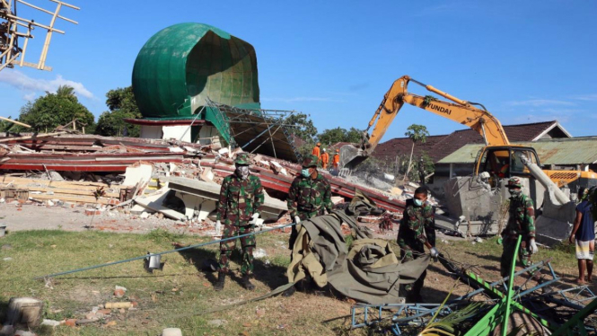 Satgas TNI bantu evakuasi korban gempa bumi di Masjid Jabal Nur Lombok Utara