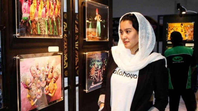 Marcella Zalianty berkunjung ke pameran foto budaya di Banda Aceh