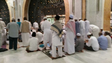 Jemaah haji Indonesia menunaikan ibadah salat.