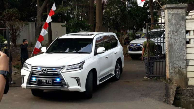Mobil Lexus putih B 1710 PSD, yang biasa dikendarai Prabowo Subianto.