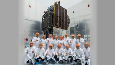 Menteri BUMN dan Direksi Telkom dengan latar belakang Satelit Merah Putih
