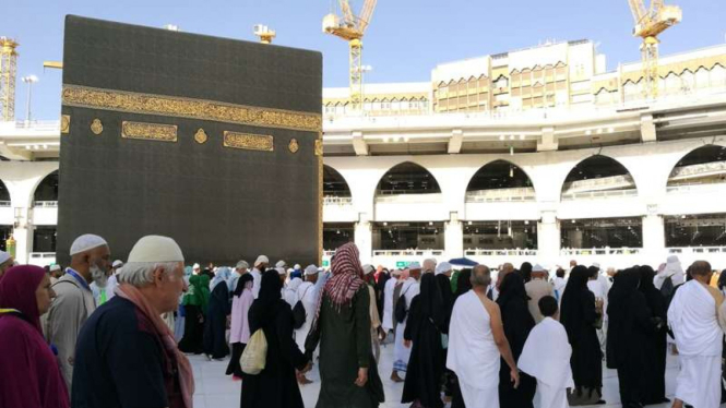 Jemaah haji Tawaf di depan Ka'bah
