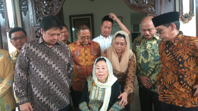 Ketua Umum Golkar Airlangga Hartarto menyambangi kediaman Gus Dur