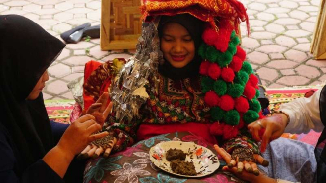 Proses ukir Inai bagi pengantin di Aceh. 