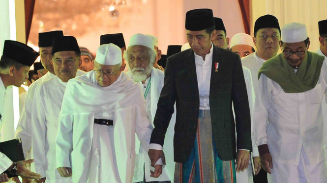 Presiden Joko Widodo (kedua kanan) dan Ma'ruf Amin (kedua kiri)