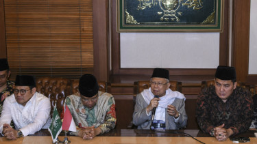 Rais Aam PBNU Ma'ruf Amin didampingi dengan Ketua Umum PBNU Said Aqil Siroj, Ketua Umum PKB Muhaimin Iskandar, dan Sekjen PBNU Helmy Faishal memberikan keterangan pers di gedung PBNU, Jakarta, Kamis (9/8/2018).