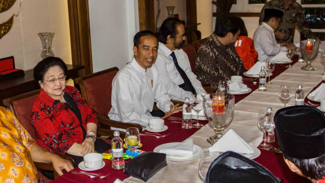 Presiden Joko Widodo (tengah) bersama pimpinan partai dan sekjen partai pengusung