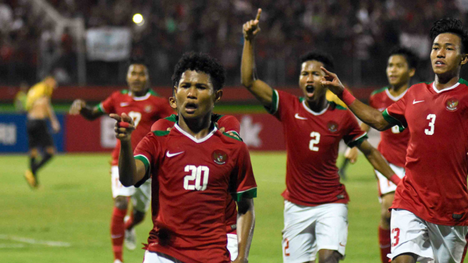 Pesepak bola Indonesia U-16 Amirudin Bagus Kahfi Alfikri (kiri) melakukan selebrasi seusai mencetak gol ke gawang Malaysia U-16 pada laga semifinal Piala AFF U-16