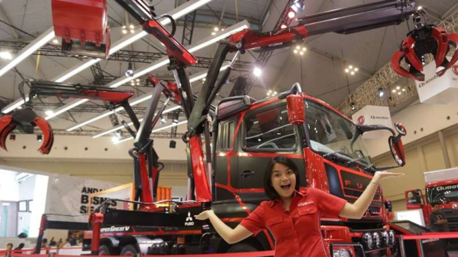 Truk bertangan banyak di GIIAS 2018