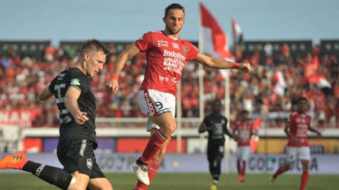 Pemain Bali United, Ilija Spasojevic (kanan).