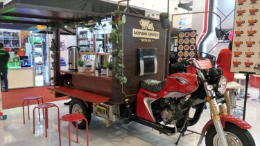 Motor roda tiga Nozomi dirombak untuk berjualan kopi.