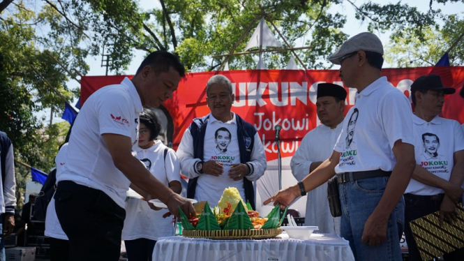 Teman sekolah Jokowi di Solo menggelar doa bersama dan potong tumpeng 