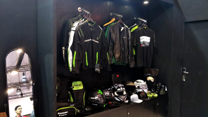 Perlengkapan berkendara di stan Kawasaki di GIIAS 2018