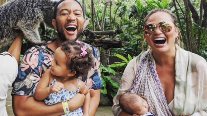 John Legend, Chrissy Teigen dan keduanya anaknya berlibur ke Bali.