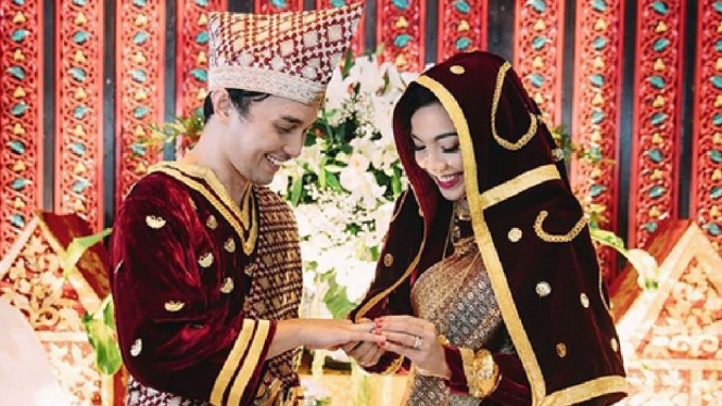Pernikahan Tika Bravani dan Dimas Aditya dengan adat Minang