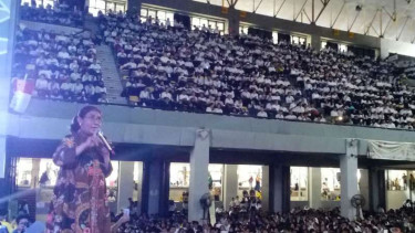 Menteri Kelautan dan Perikanan, Susi Pudjiastuti, menjadi dosen tamu dalam Orientasi Kehidupan Kampus yang diikuti ribuan mahasiswa baru Universitas Indonesia di Depok, Jawa Barat, Senin 13 Agustus 2018.