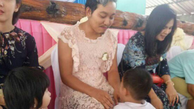 Chatchai Parn-Uthai memakai gaun selama perayaan Hari Ibu