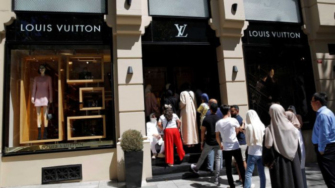 Turis antri untuk masuk ke toko Louis Vuitton di Istanbul, Turki hari Senin (13/8/2018).
