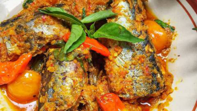 Ikan tongkol bumbu Bali.