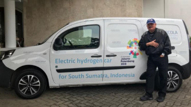  Alex Noerdin dengan mobil listrik