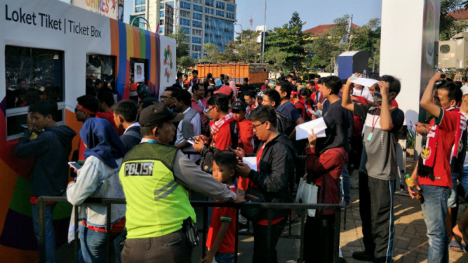 Antrean tiket Timnas Indonesia U-23 di Stadion Patriot Candrabhaga, Bekasi