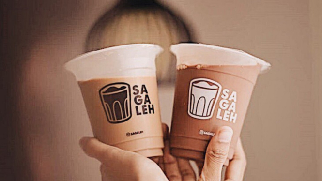 Es kopi sedang hits di kalangan anak muda.