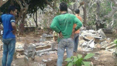 Beberapa batu nisan rusak di permakaman umum warga di Desa Pait, Kecamatan Kasembon, Malang, Jawa Timur, pada Rabu, 15 Agustus 2018.