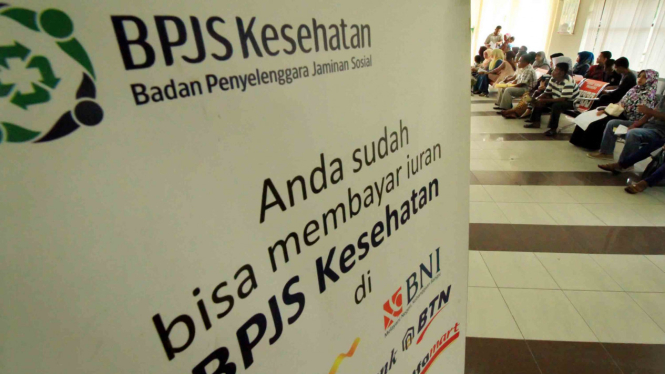 Sejumlah calon peserta BPJS Kesehatan antre menunggu penyelesaian adminitrasi