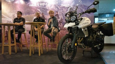 Michael bersama motor Tiger kesayangannya.