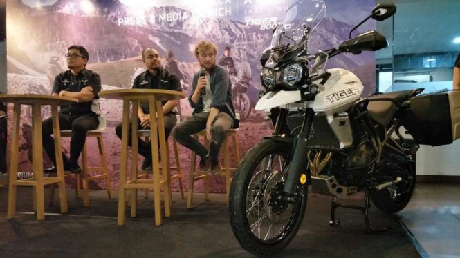 Michael bersama motor Tiger kesayangannya.