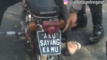 Sepeda motor memakai pelat nomor tidak sesuai ketentuan