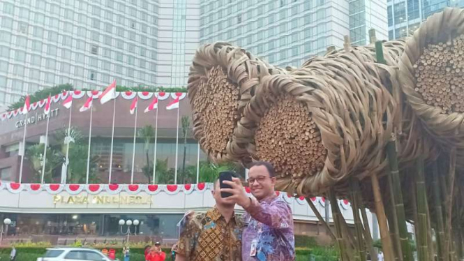 Gubernur DKI Jakarta Anies Baswedan selfie di depan instalasi bambu Getah Getih. Instalasi itu kini dibongkar karena rapuh. 