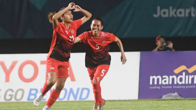 Pemain timnas wanita Indonesia, Zahra Muzdalifah (kiri).
