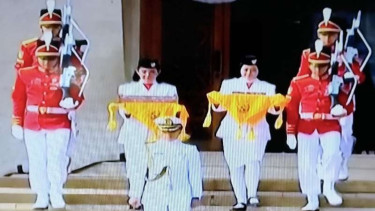 Paskibraka bawa bendera pusaka dari Monas.