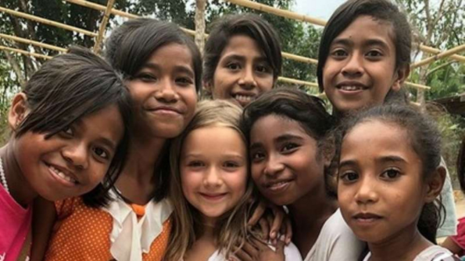 Harper Beckham di tengah anak anak Sumba