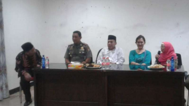 Pimpinan kerajaan ubur-ubur (baju biru) di Polres Serang