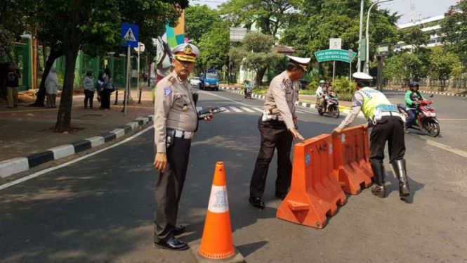 Polisi menutup jalan sekitar GBK.