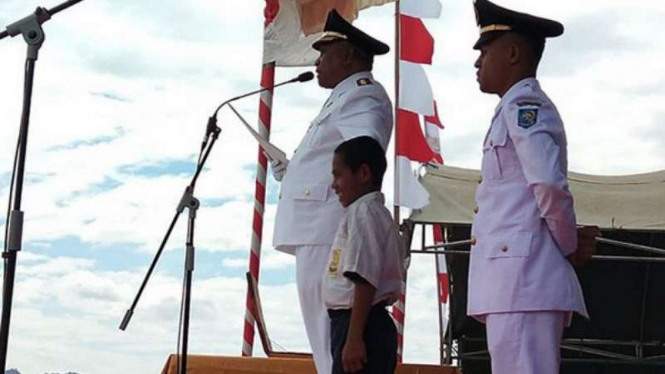 Joni usai memanjat tiang bendera di NTT.