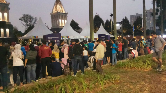 Warga yang penasaran mau menonton acara pembukaan Asian Games 2018.