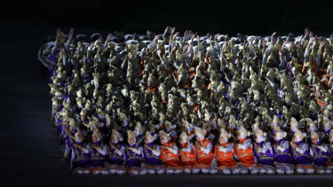 Para siswa sejumlah SMA di Jakarta membawakan Tari Ratoe Jaroe di Acara Pembukaan Asian Games, 18 Agustus 2018.