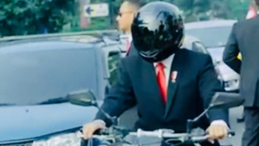 'Presiden Jokowi' naik motor Paspampres.