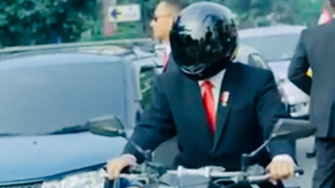 'Presiden Jokowi' naik motor Paspampres.