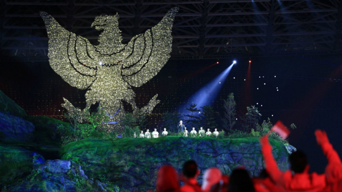 Tulus dan Grup Purwa Caraka Music Studio Choir di Upacara Pembukaan Asian Games.