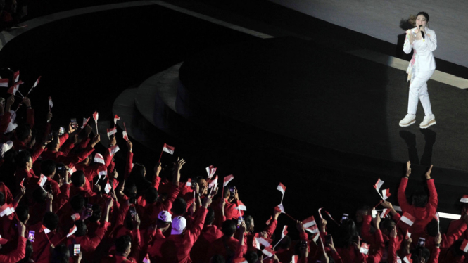 Gaya penyanyi Via Vallen saat mengisi di Pembukaan Asian Games 2018