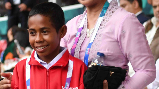 Joni, Pemanjat tiang bendera nonton Pembukaan Asian Games 2018