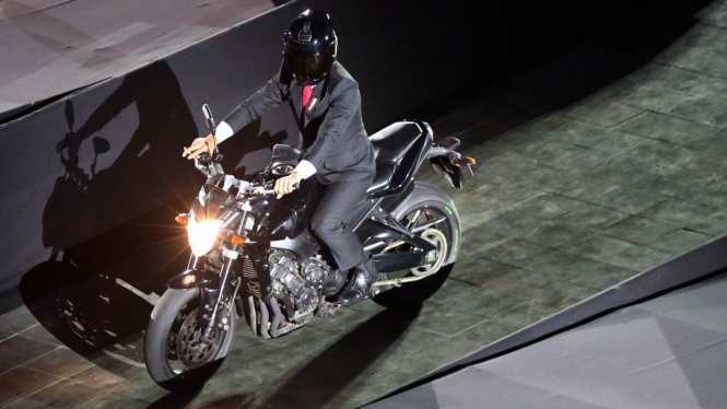 Presiden Jokowi Naik Motor di Upacara Pembukaan Asian Games