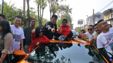 Yohanes Ande Kala Marcal dan Hotam Paris dan adik perempuannya (baju merah)