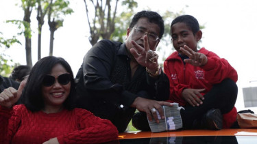 Yohanes Ande Kala Marcal dan Hotman Paris dan adik perempuannya (baju merah)