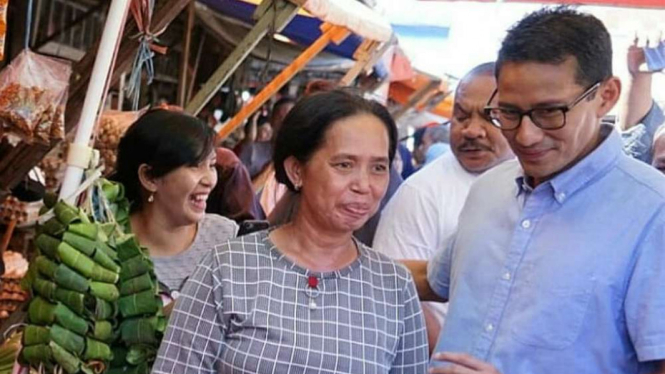 Sandiaga S. Uno bersama emak-emak.