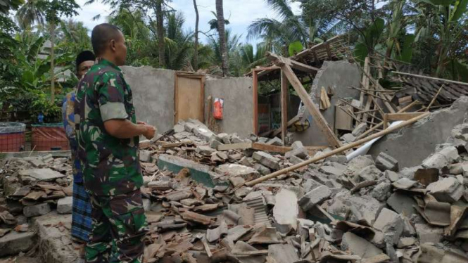 Dampak gempa susulan yang mengguncang Lombok. 
